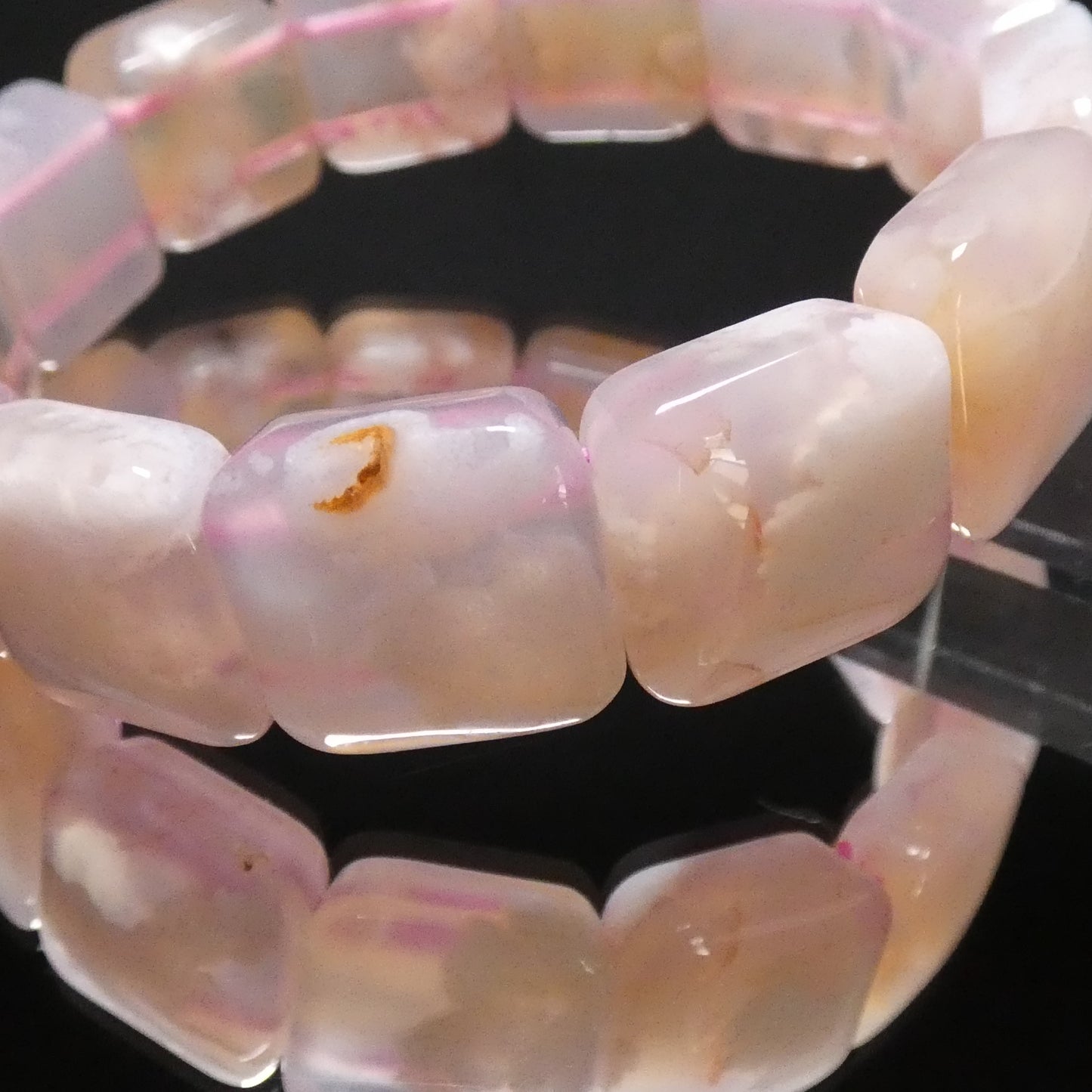 桜アゲートバングル 4A マダガスカル産 内周16.5㎝ 約15.4mm×15.4mm