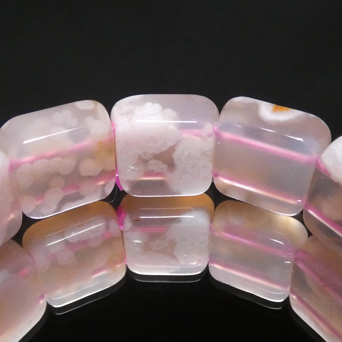 桜アゲートバングル 4A マダガスカル産 内周16.5㎝ 約15.4mm×15.4mm