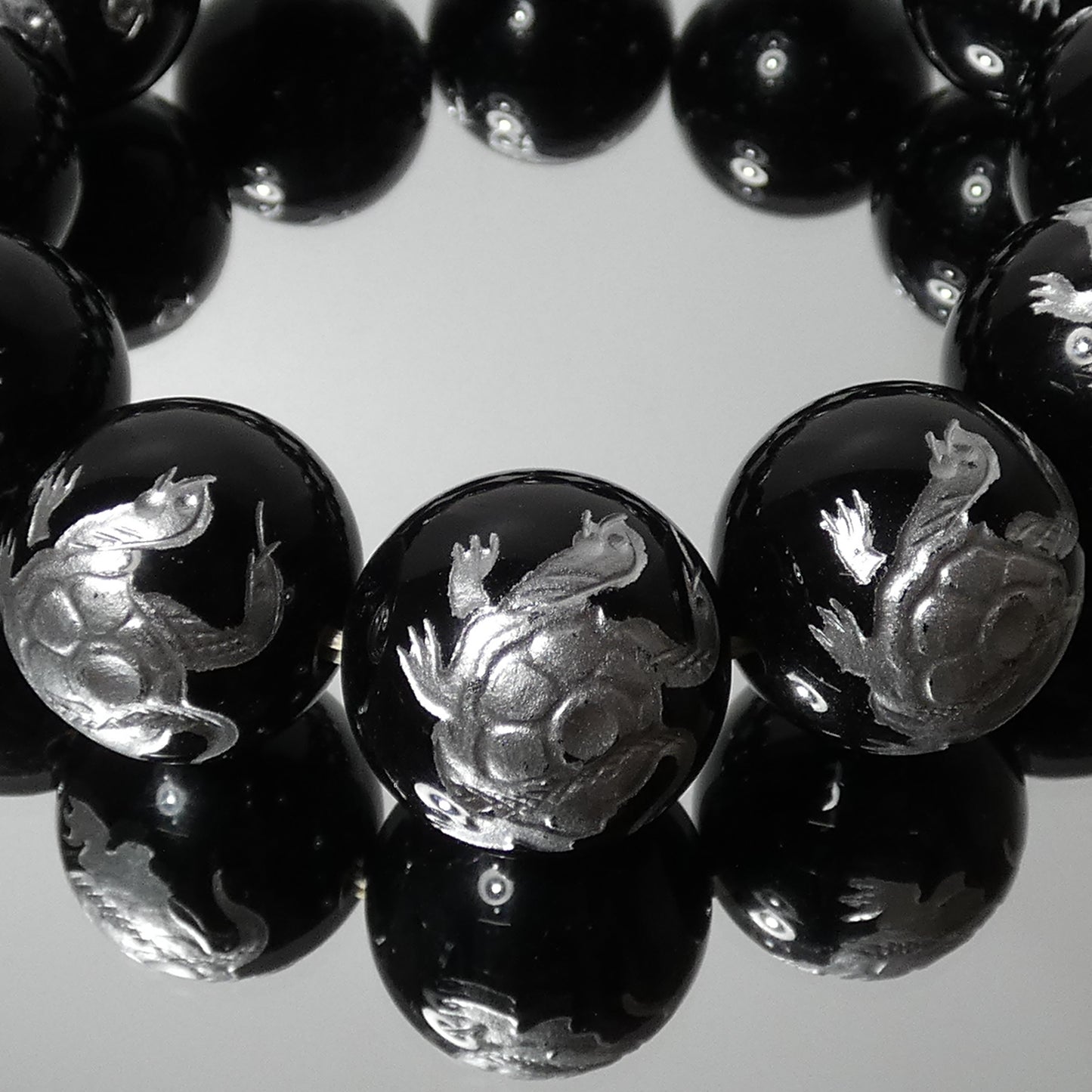 オニキス極上彫刻 ブレスレット 北の神 玄武(亀) 内周16㎝ 直径約18mm【B2158】