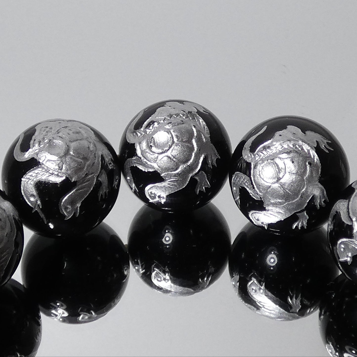 オニキス極上彫刻 ブレスレット 北の神 玄武(亀) 内周16㎝ 直径約18mm【B2158】