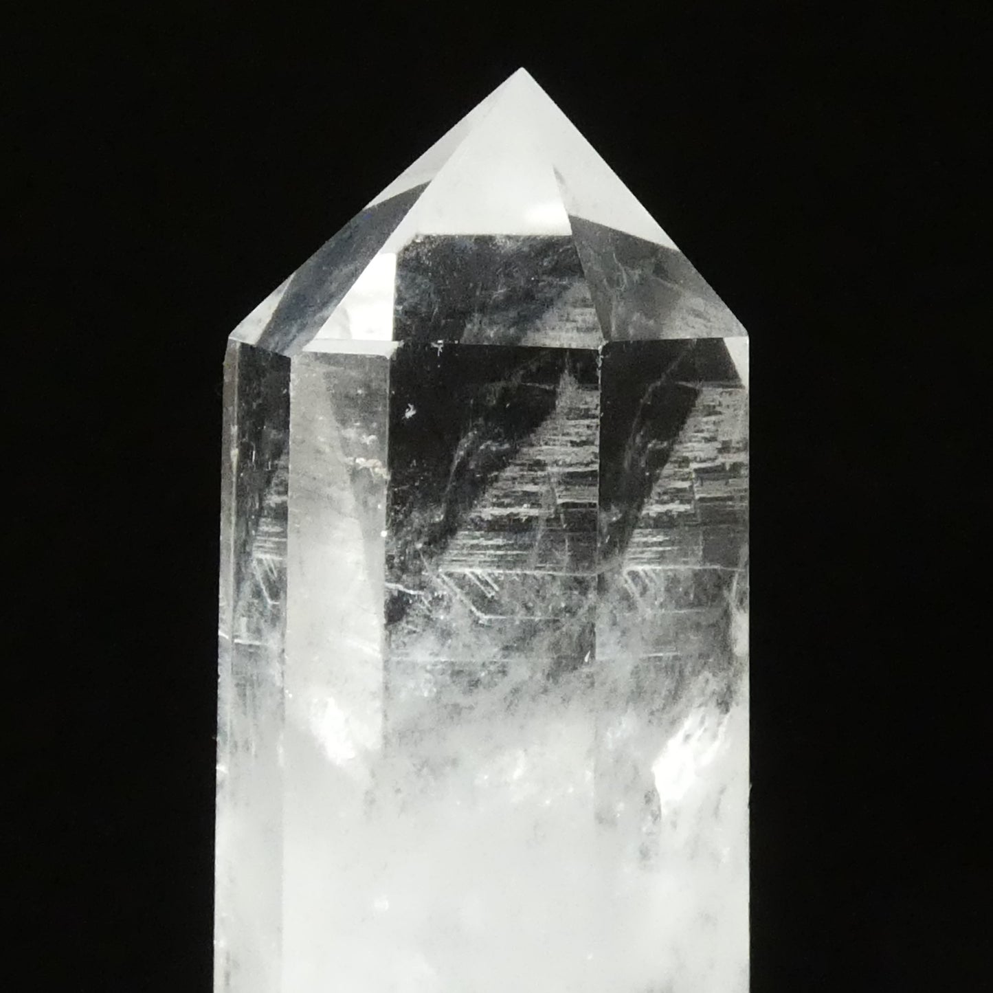 水晶ポイント ブラジル産 高さ約8.2cm 幅約3.6㎝ 奥行約3.4㎝ 約143g【G0106】