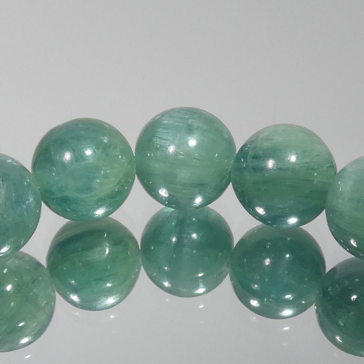 グリーンカイヤナイト ブレスレット 4A 内周15.5㎝ 直径約7.8mm【B0158】