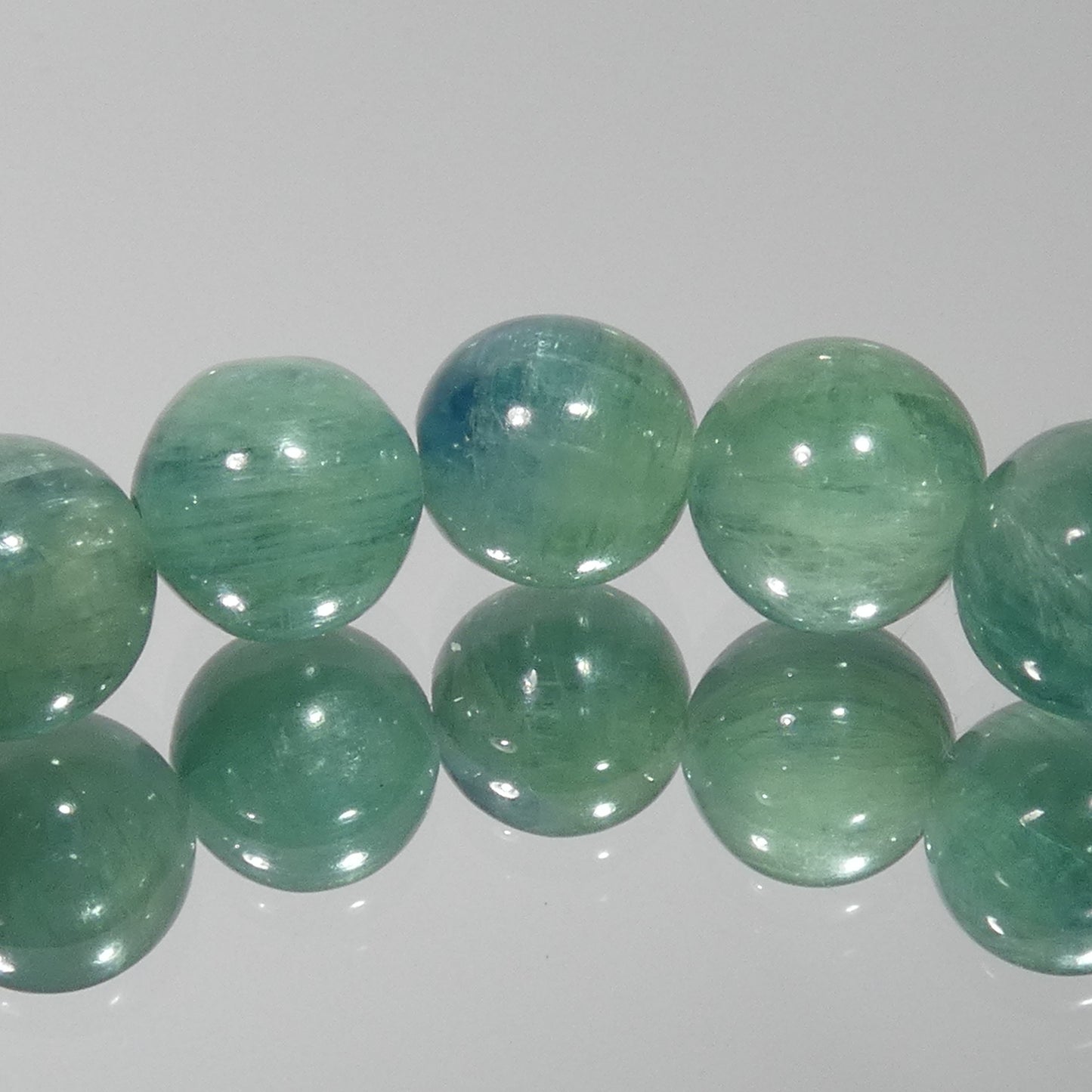 グリーンカイヤナイト ブレスレット 4A 内周15.5㎝ 直径約7.8mm【B0158】