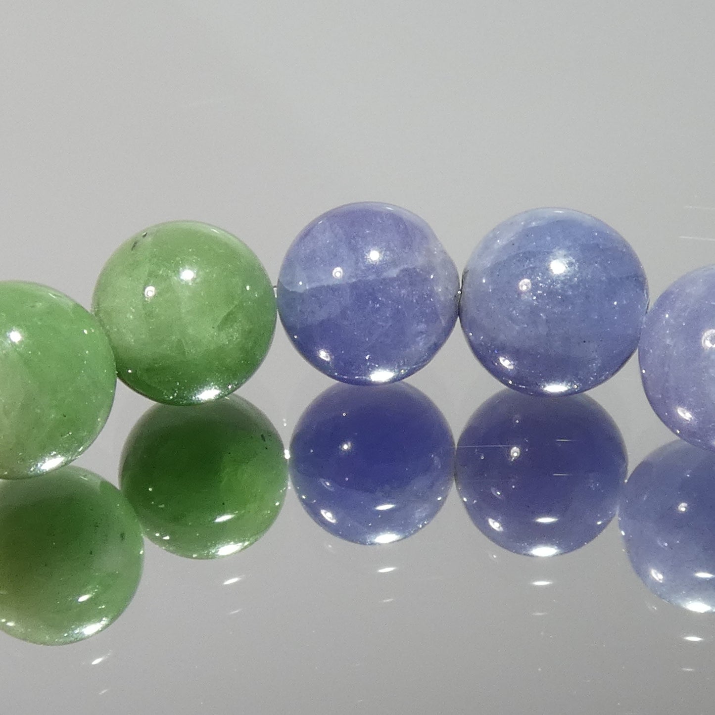 ツァボライト タンザナイト共生 ブレスレット 4A 内周15.5㎝ 直径約7mm【B0184】