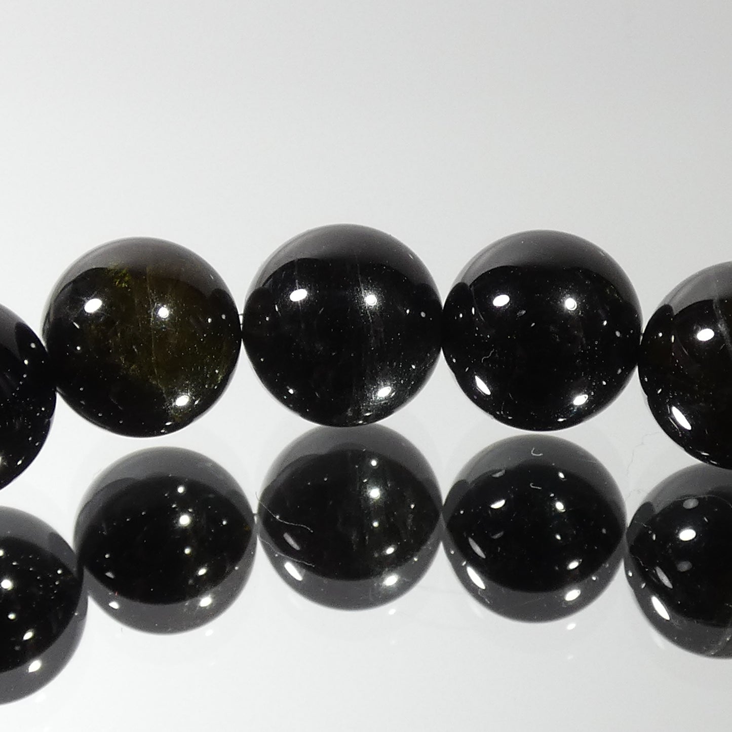 インディゴトルマリン ブレスレット ブラジル産 4A 内周16㎝ 直径約8.2mm【B0332】